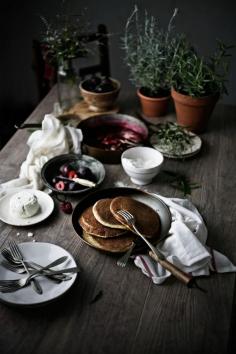 Cottage cheese and coconut pancakes with plum compotePratos e Travessas