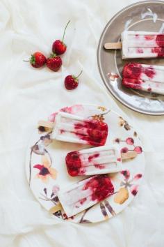 MARBLED STRAWBERRY COCONUT POPSICLES