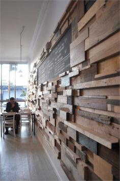 parede hecha a base de retales de madera.  Slowpoke espresso, Fitzroy, Melbourne, 2011