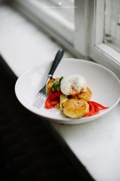 Millet cakes with roasted veggies and poached egg / Marta Greber