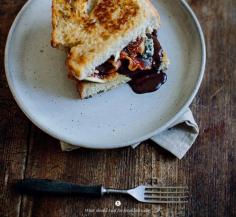 Hot sandwich with chocolate, bacon, blue cheese and figs / Marta Greber