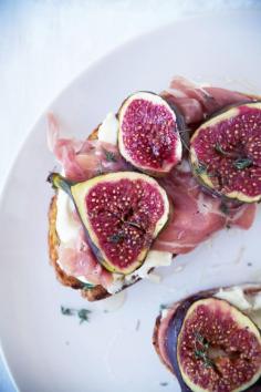 GOAT CHEESE, PROSCIUTTO AND FIG TARTINES