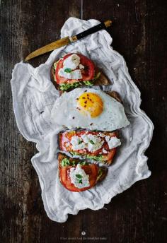 Avocado toast with goat cheese and tomato  / Marta Greber