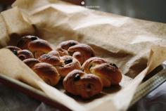
                        
                            Cinnamon and raisins knots  / Marta Greber
                        
                    