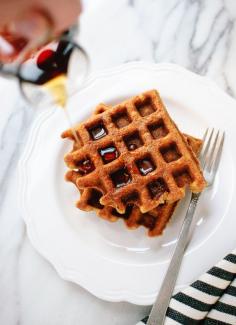 
                        
                            Whole grain spiced pumpkin waffles that are crisp, fluffy and delicious! (gluten free) cookieandkate.com
                        
                    
