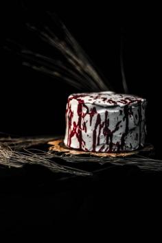 
                        
                            Halloween Cake (red velvet) | Migalha Doce
                        
                    