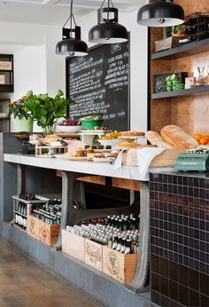 
                    
                        Warm accentuates of wooden crates and fixtures and a touch of greenery, gives great compliments to the cold & hard industrial look
                    
                