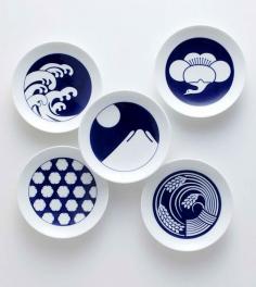 
                    
                        blue and white Japanese plates  :::  KOMON (family crest)
                    
                