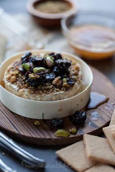 
                    
                        Dukkah Crusted Baked Brie (via @Casal Mistério)
                    
                