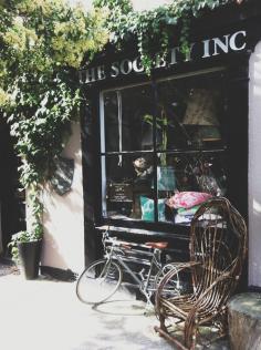 Love this black store window! Wouldn't it be lovely to have a seasonal display in this?