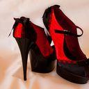 
                    
                        For all people that love High heels, this blog is for you ! Everyday updated tons of pictures of the...
                    
                