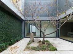 
                    
                        Ross Street Residence by b.e. architecture | www.yellowtrace.c...
                    
                