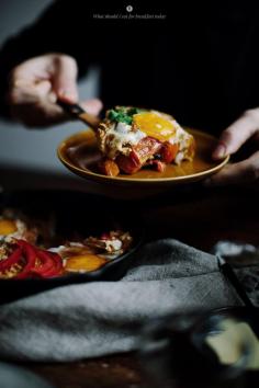 
                    
                        Eggs fried with tomatoes and goat cheese / Marta Greber
                    
                