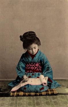 
                    
                        Maiko Child on Flicker Photo-stream: Precious Young Maiko Girl practises her calligraphy.
                    
                