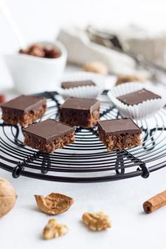 
                    
                        gingerbread slices with cinnamon, hazelnuts, walnuts, mulled wine & chocOlate
                    
                