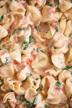 Creamy Spinach Tomato Tortellini - An easy dinner recipes you simply have to try! It's AMAZING!