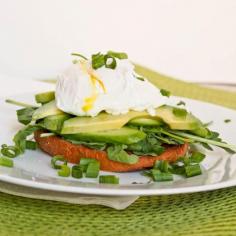 Simple yet healthy breakfast with a bagel topped with hummus, arugula, cucumber, avocado and a poached egg. The best way to start the day. Healthy and quick!