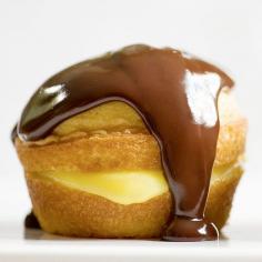 
                    
                        BOSTON Cream Pie Cupcakes Recipe. Chocolate and banana are the perfect combo. #baking #cupcakerecipe thecupcakedailybl...
                    
                