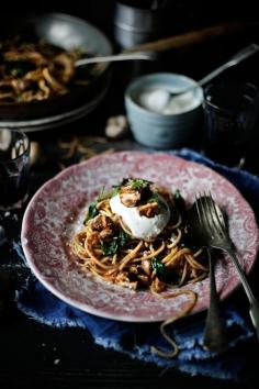 
                    
                        Pratos e Travessas: Esparguete com molho de tomates secos ao sol, espinafres e cogumelos marrom # Spaghetti with sun dried tomatoes sauce, spinach and cremini mushrooms | Food, photography and stories
                    
                