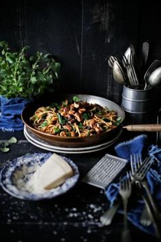 
                    
                        Pratos e Travessas: Esparguete com molho de tomates secos ao sol, espinafres e cogumelos marrom # Spaghetti with sun dried tomatoes sauce, spinach and cremini mushrooms | Food, photography and stories
                    
                