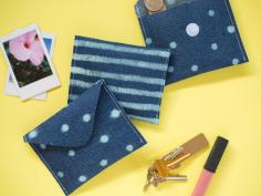 
                    
                        DIY Bleach Patterned Fabric Coin Pouches
                    
                