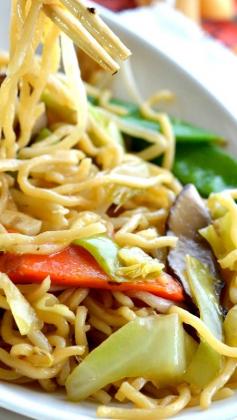 
                    
                        Easy Chow Mein Noodles with Vegetables Recipe ~ With this homemade take out you can enjoy vegetable stir fry for dinner without leaving your house! Chinese food straight from your kitchen!
                    
                