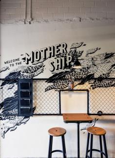 'Roastworks' in Botany Bay / Luchetti Krelle Roastworks at Botany Bay in Sydney has a great atmosphere. The copper tones, timber, and industrial steel elements, combined with great graffiti art make...