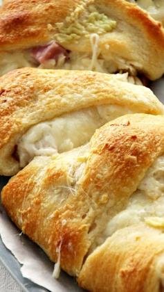 
                    
                        Cordon Bleu Crescent Ring ~ Flaky Crescent Rolls Stuffed with Swiss Cheese, Ham, Chicken and Topped with Garlic Butter.. Quick & Easy Dinner!
                    
                