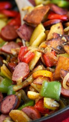 
                    
                        Kielbasa, Peppers, and Potato Hash ~ a delicious and easy dinner recipe that takes just 20 minutes and one skillet... Full of fresh veggies and turkey kielbasa makes this dinner both nutritious and filling!
                    
                