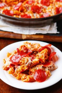 
                    
                        Pepperoni Pizza Pasta. Only six ingredients, done in 15 mins, and everything cooks in one pan, even the pasta. A great quick and easy weeknight meal everyone will love!!
                    
                