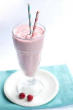 Erren's Kitchen - Raspberry Smoothie - Cool off on a hot, summer day with this Quick & Easy recipe. It’s a special treat that’s also full of nutrients, ultra thick and really tasty! #desery #lody #inteligentnystyl www.amica.com.pl