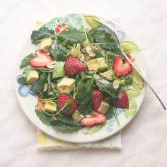 
                    
                        Baby Kale Salad with Strawberry and Avocado + 4 other delicious recipes in this week’s spring meal plan | Rainbow Delicious
                    
                
