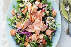 
                    
                        Gegrilde vis in een salade boordevol verse groenten - Recept - Kikkererwtensalade met zalm - Allerhande
                    
                