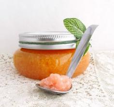 
                    
                        Homemade Salt and Honey Scrub with Grapefruit and Rosemary
                    
                