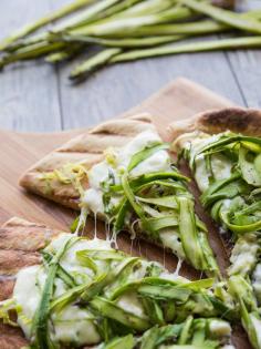 
                    
                        Simple Asparagus Ribbon and Leek Grilled Pizza // Katie | Veggie and the Beast
                    
                
