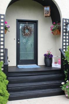 
                    
                        Beautiful front porch decorating ideas! // cleanandscentsibl...
                    
                