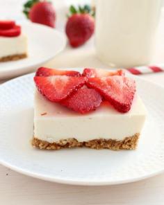 
                    
                        Clean Eating Strawberry Cheesecake Bars: so healthy that you could (and should!) have them for breakfast! | honey & figs
                    
                