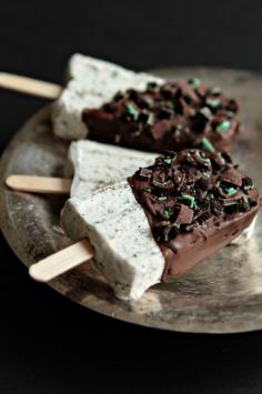 Omg need to try tgis with our mint chocolate ice cream. Mint Chocolate Cheesecake Popsicles Recipe ~ yes please!