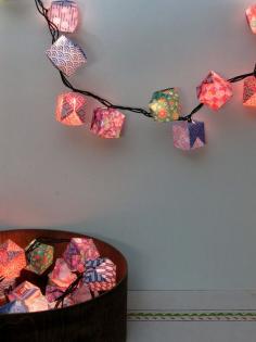 beautiful origami paper lanterns - it uses an easy origami blow up box my dad used to make for me when I was a kid - just pop them onto a light #diy decorating ideas| http://do-it-yourself-294.blogspot.com