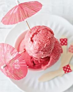 Strawberry Frozen Greek Yogurt Recipe - #sweetpaul