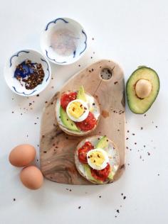 Healthy Avocado Toast with Cream Cheese, Roasted Tomatoes and Boiled Eggs www.simplestylings.com