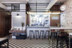 
                    
                        NUDE Coffee & Wine Bar en Moscú por el formulario Bureau | Yatzer
                    
                