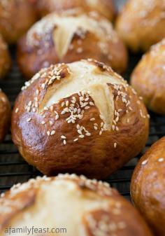 Soft Honig Sesam Pretzel Rolls - Es ist einfach, diese köstlichen weichen Honig Sesam-Laugenbrötchen zu Hause zu fühlen!