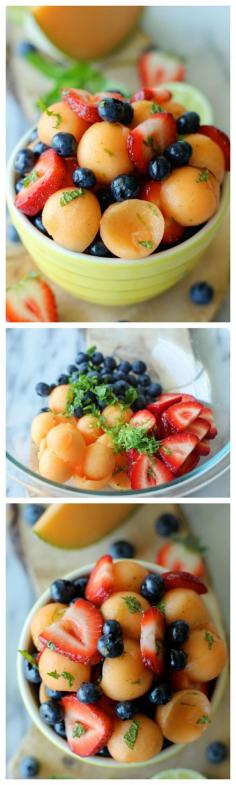 Berry Cantaloupe Salad - A super easy and amazingly refreshing fruit salad - the perfect way to cool down! #fruitsalad