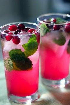 christmas cranberry mojitos - these look so refreshing #holidays #food #drinks