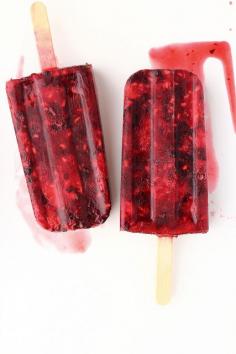 Cool down with these delicious ice pops on a hot day! #mint #summer #berry #icepops