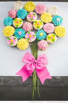
                    
                        Edible Flower Cupcakes Bouquet. Such a cute party idea! LivingLocurto.com
                    
                