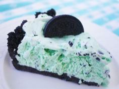 Mint chocolate chip and Oreo ice cream Pie!