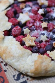 4th of July DOUBLE BERRY GALETTE 1 pie crust, unbaked {I used this recipe} 1 1/2 cups fresh raspberries 1 1/2 cups fresh or frozen blueberries 1/4 cup all purpose flour 1/4 cup granulated sugar {adjust based on how sweet your fruit is} pinch of salt