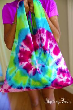 T-shirt tie dye bag from skiptomylou.org. Great use of old t-shirts and what a cool gift bag idea!!
